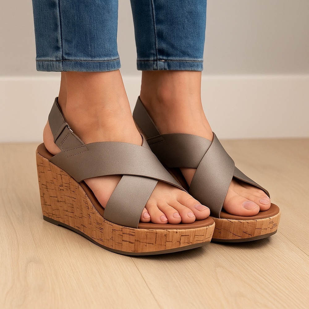👡 Clarks Women’s Stasha Hale4 Wedge Sandals – Black & Silver Leather, Size 6M